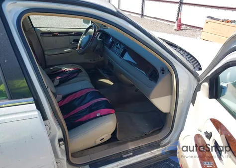 2001 Lincoln Town Car Signature из США, поврежденный, VIN 1LNHM82W91Y611232